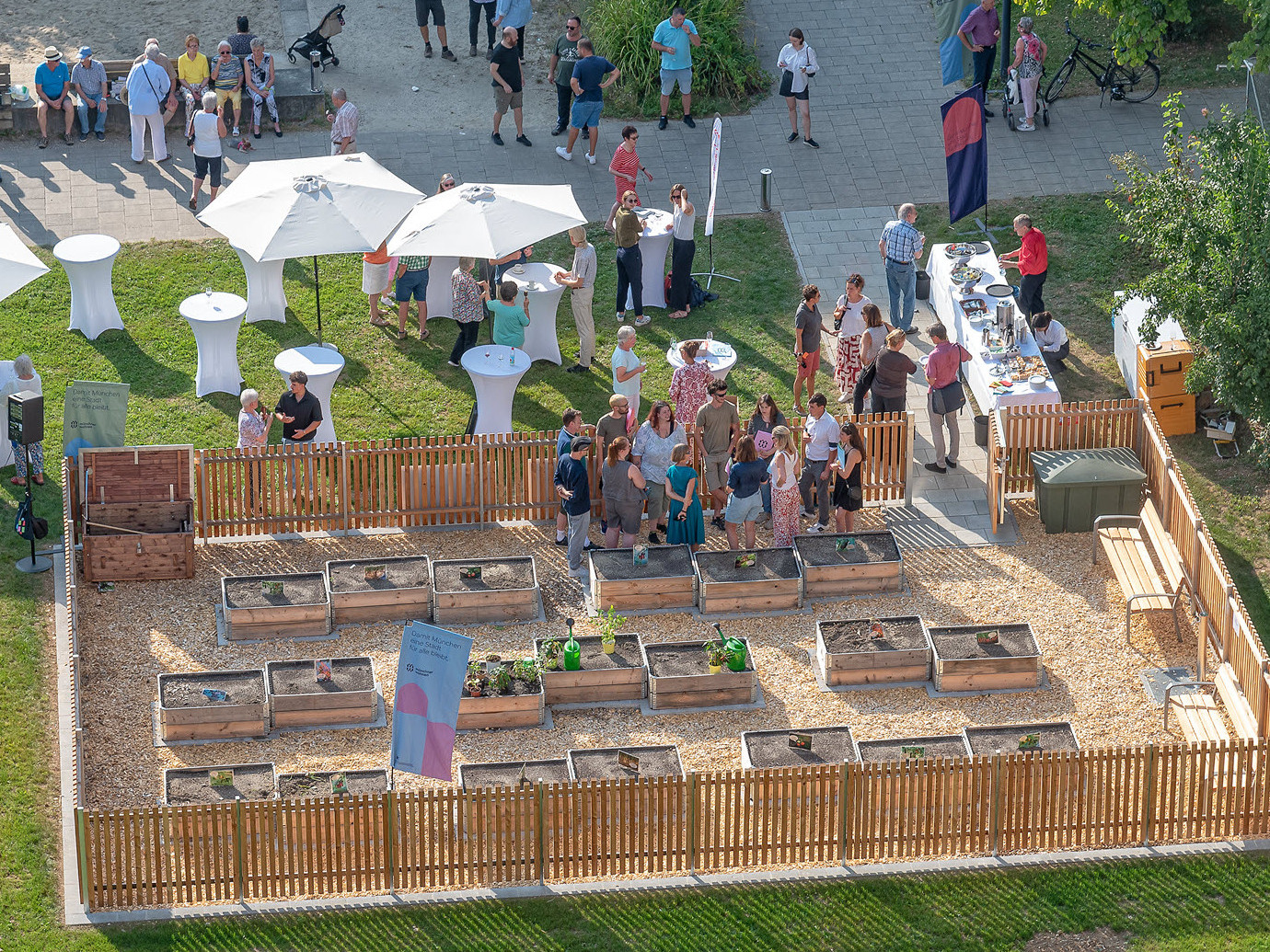 Blick von oben auf das Meiterfest zur EInweihung der Mietergärten am Wohngebäude  in Neuperlach.