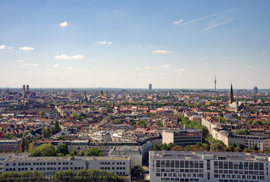 Drohnenaufnahme der Stadtsilhouette Münchens.