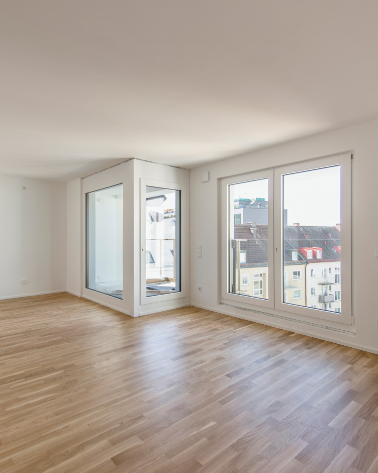 Innenansicht einer hellen modernen Wohnung ohne Möbel.
