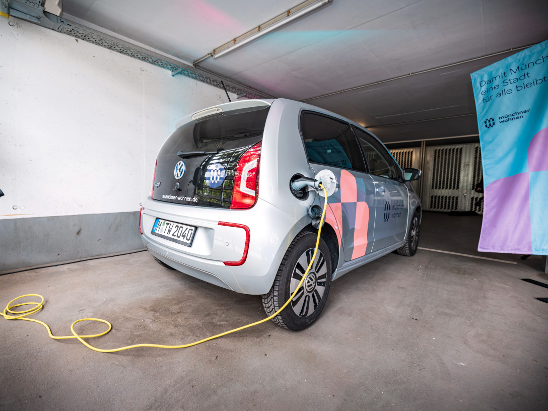 Aufnahme eines Elektroautos, das gerade an einer Ladestation aufgeladen wird.