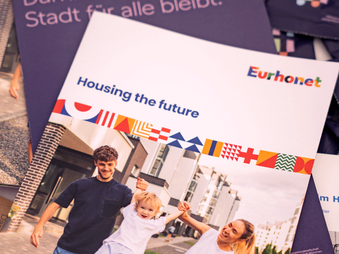 Blick auf eine Broschüre von Eurhonet mit dem Titel "Housing the Future".