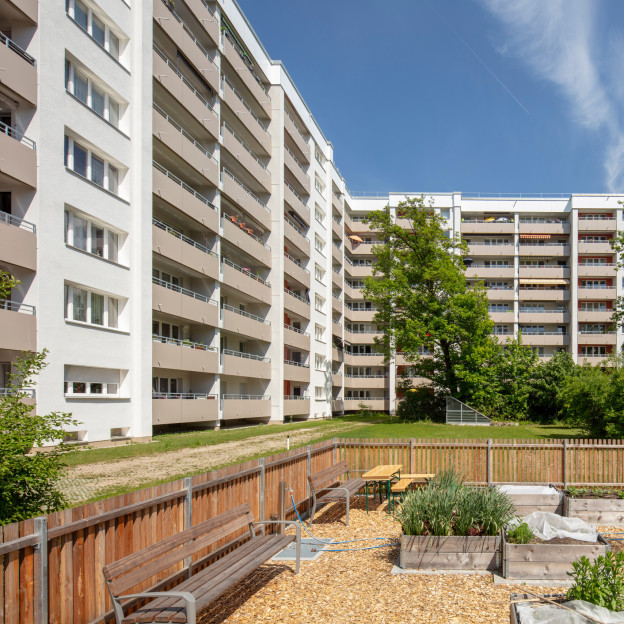 Ansicht des mehrstöckigen Wohnhauses, das in Neuperlach modernisiert wurde.