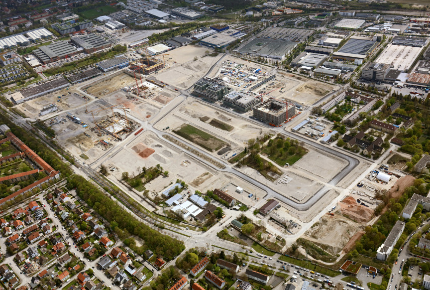 Luftbild des Areals in Neufreimann. Zu erkennen sind mehrere Baufelder, die zum Teil bereits bebaut sind, zum Teil noch Baustelle.