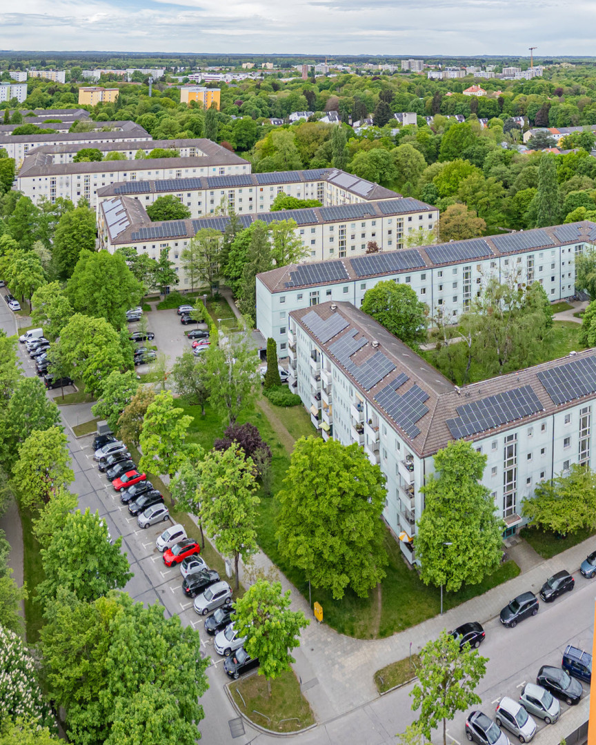 Drohnenaufnahme des Wohngebiets an der Züricherstraße. Zu sehen sind vier Karrees mit viel Grünflächen drum herum.