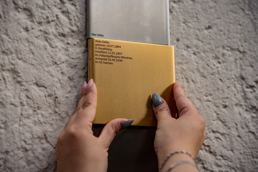Nahaufnahme der Plakette mit den Namen und Lebensdaten der vom Nationalsozialismus verfolgten ehemaligen Bewohner*innen des Hauses.